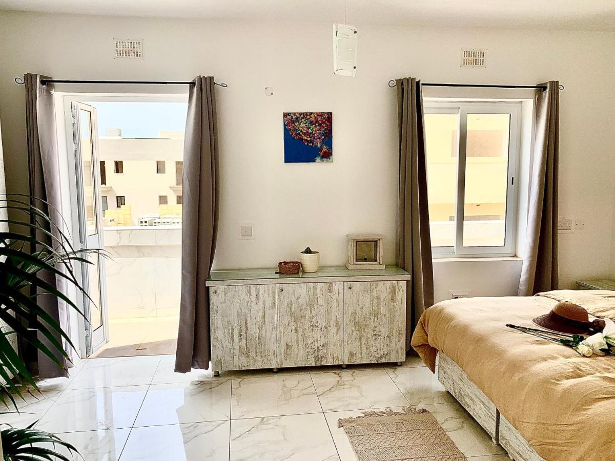 Private Bedroom With Balcony In A Shared Apartment At The Bay Of Xlendi Exteriör bild